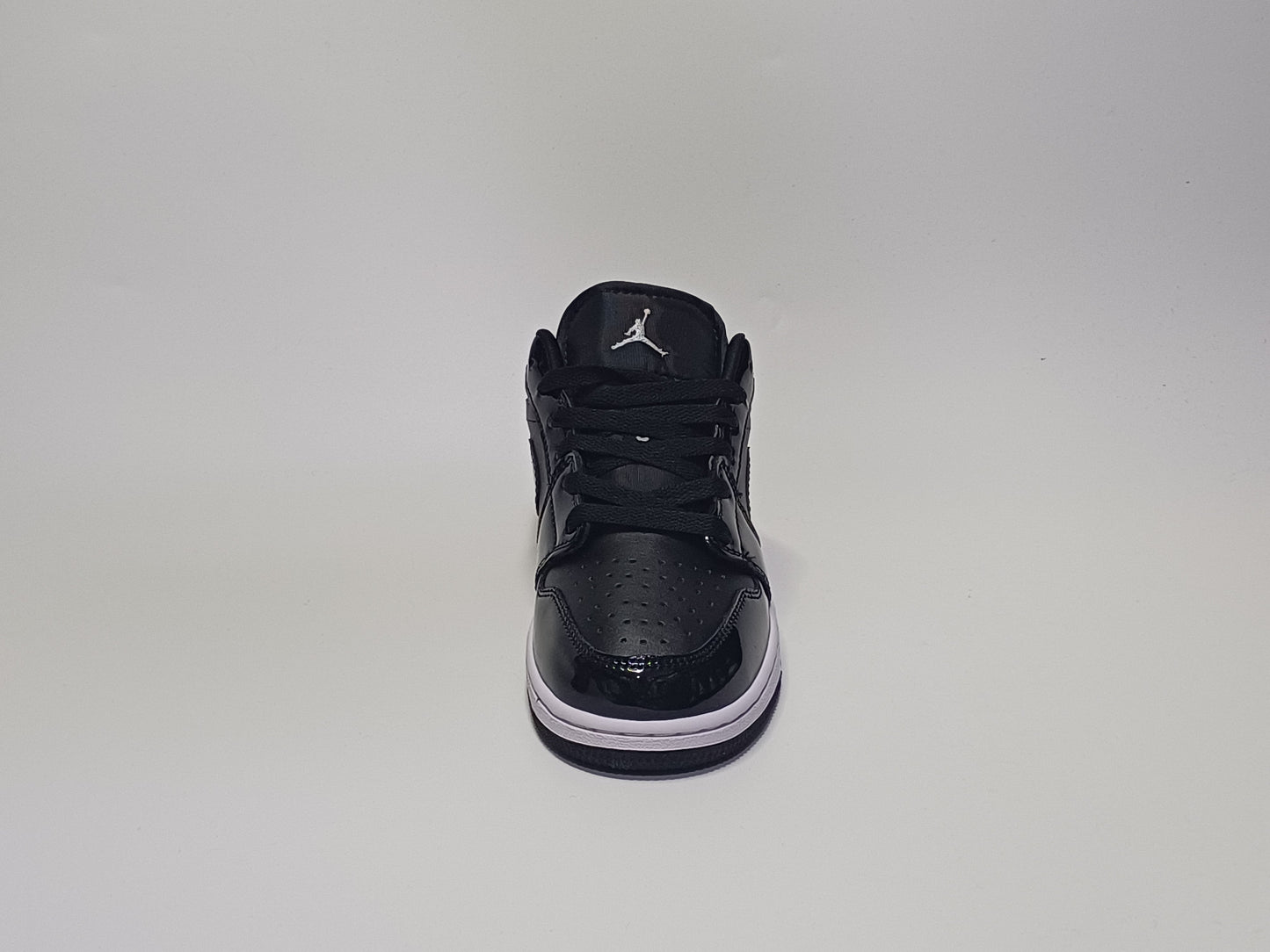 Jordan Retro 1 Zapatilla Charol Negra Suela Blanca