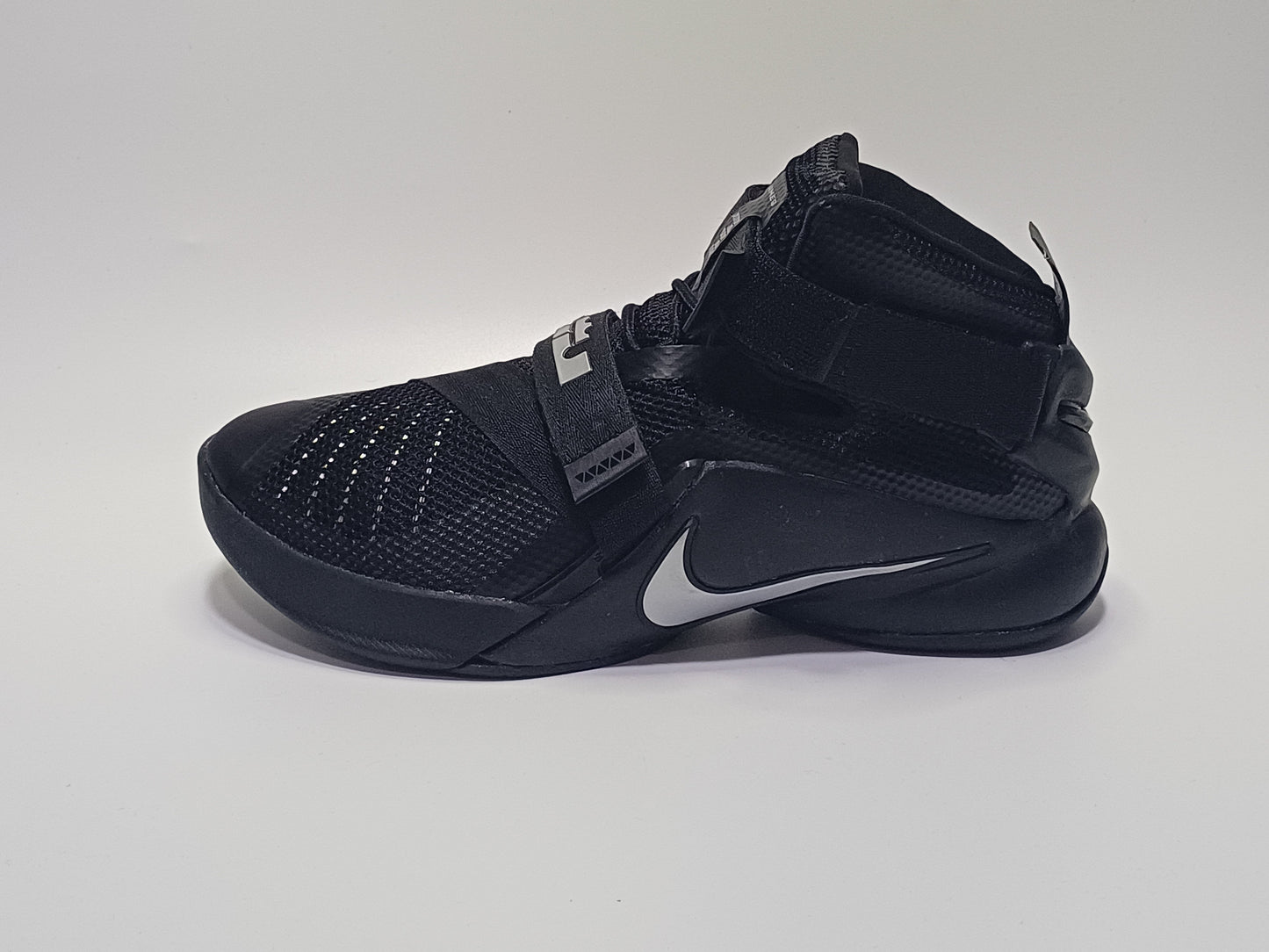 Lebrom Soldier Negro Plata