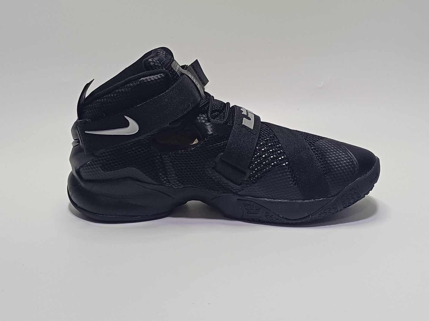 Lebrom Soldier Negro Plata