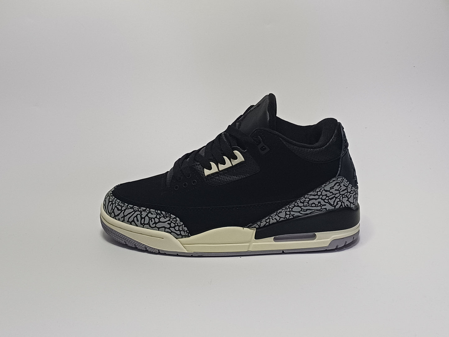Jordan Retro 3 Negra Suela Beige