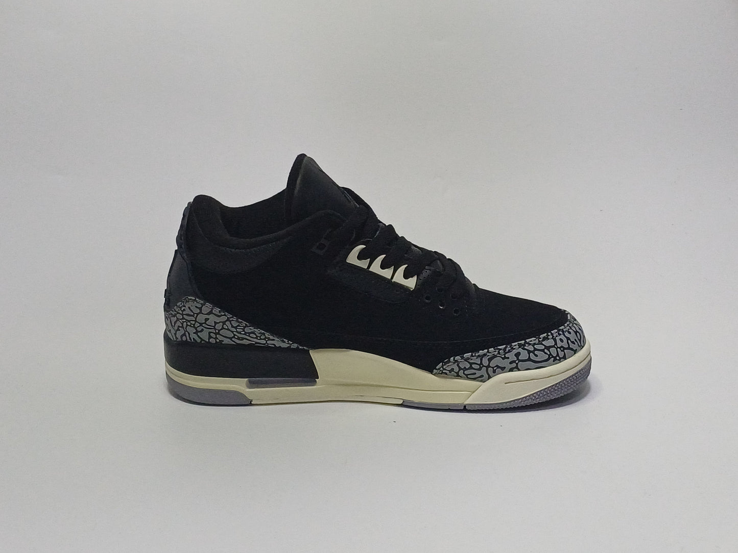 Jordan Retro 3 Negra Suela Beige