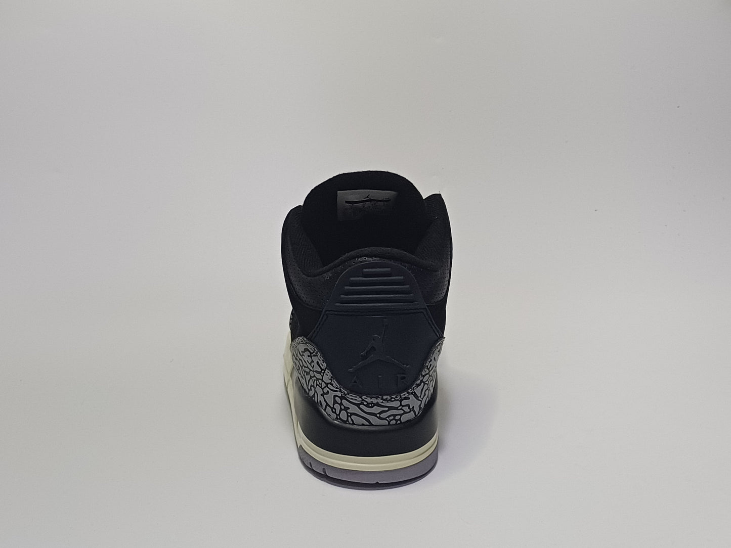 Jordan Retro 3 Negra Suela Beige