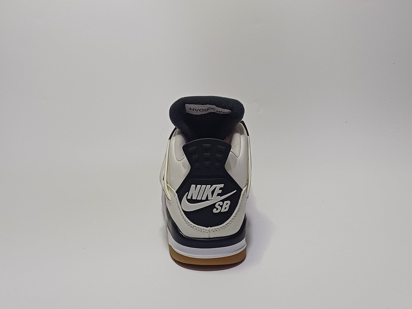 Jordan Retro 4 x SB Blanca Negra