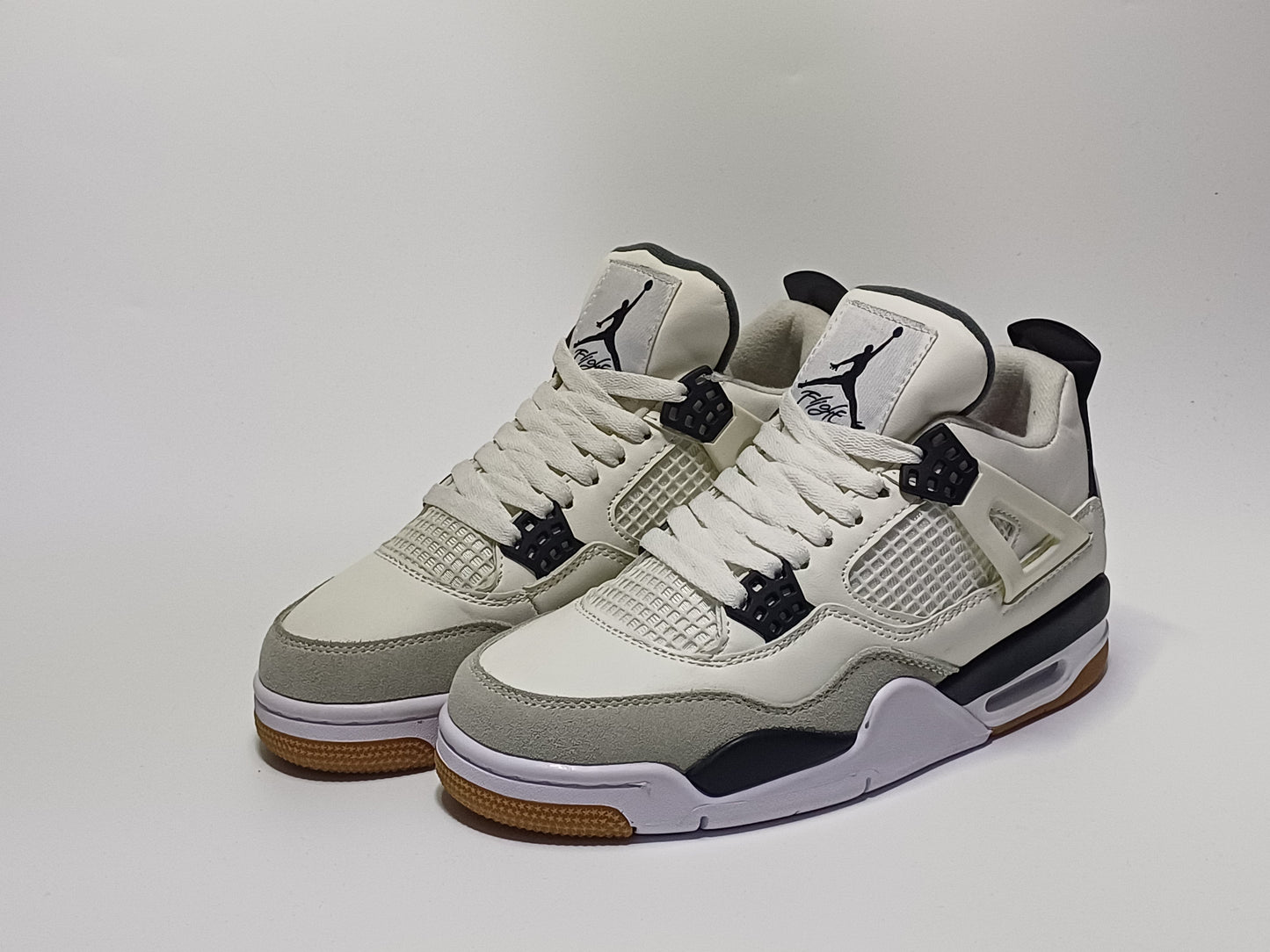 Jordan Retro 4 x SB Blanca Negra