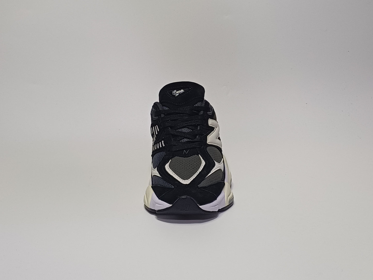 New Balance 9060 Negro Blanco
