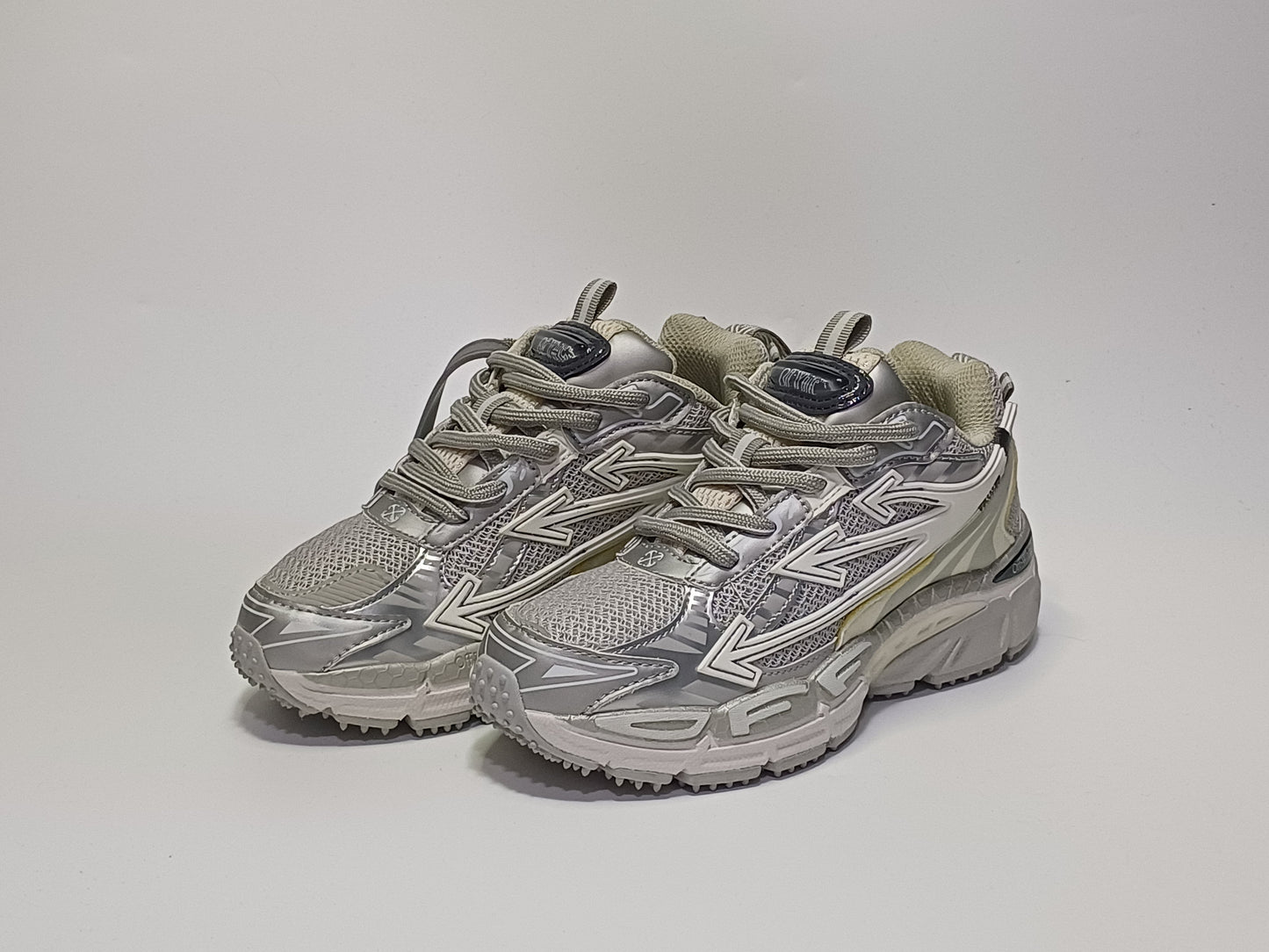 Off White Deportivo Plateado