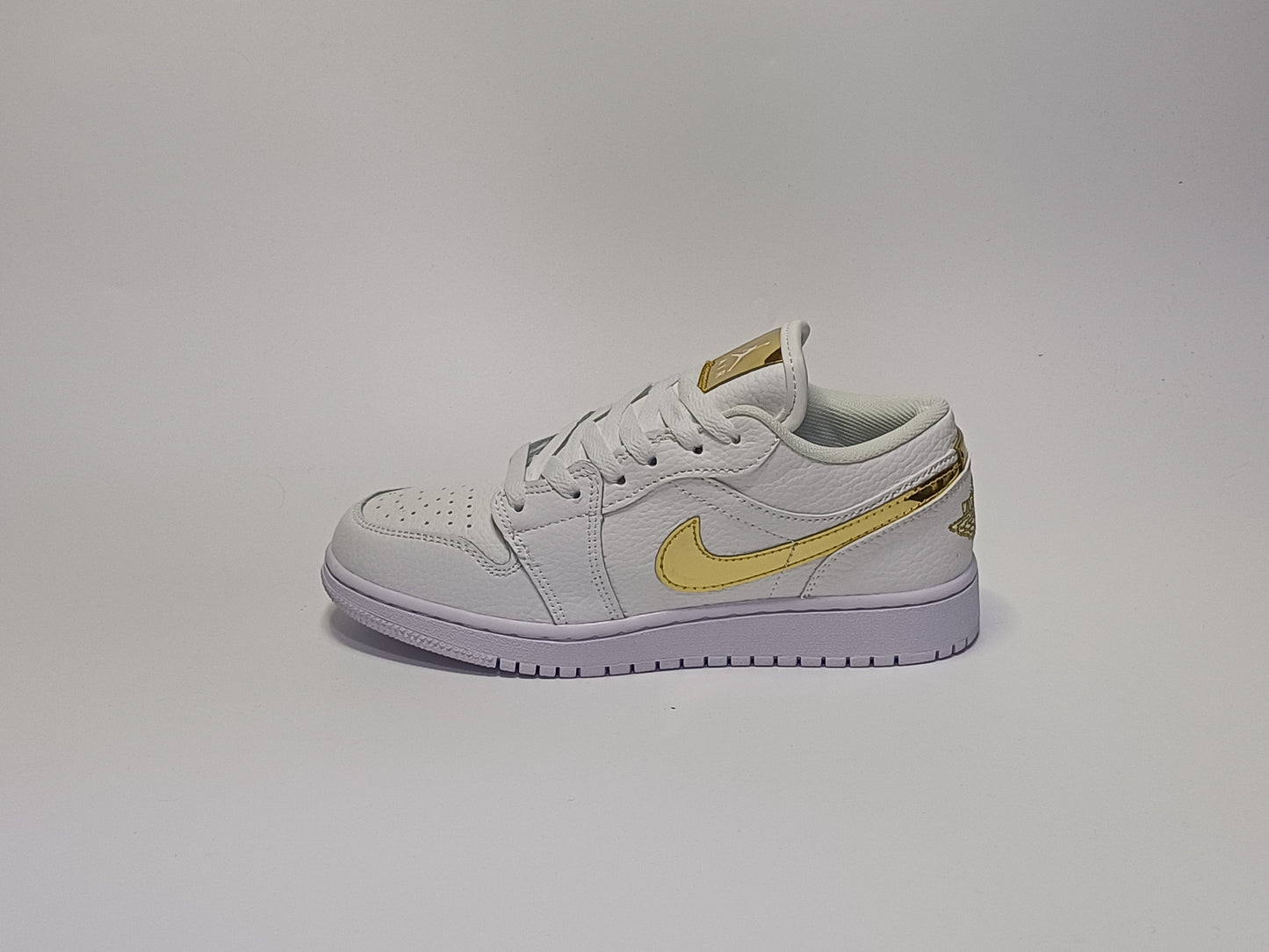 Jordan Retro 1 Zapatilla Blanca Chulo Dorado