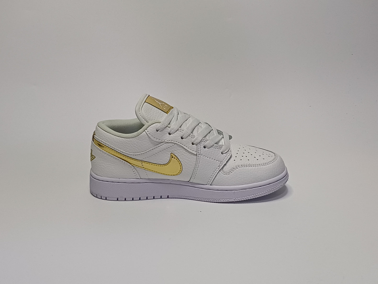 Jordan Retro 1 Zapatilla Blanca Chulo Dorado