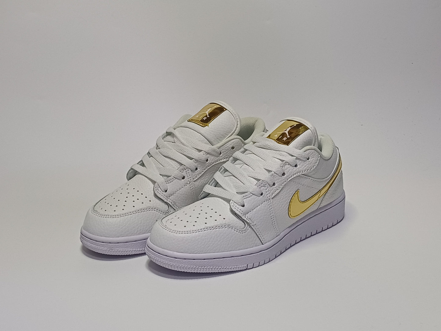 Jordan Retro 1 Zapatilla Blanca Chulo Dorado