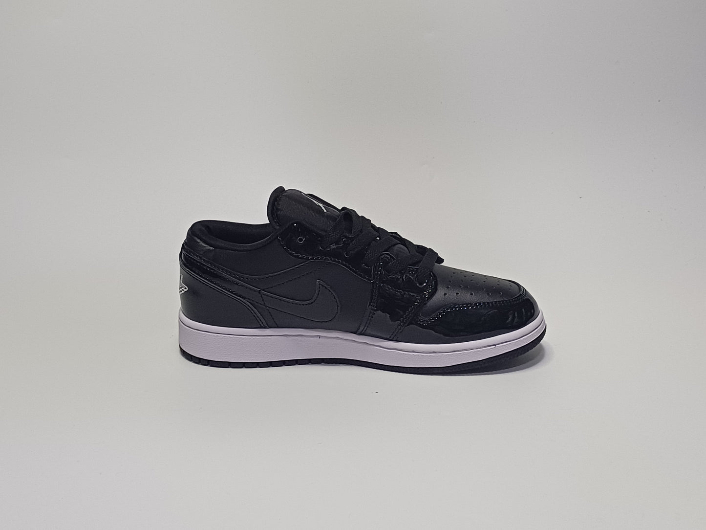 Jordan Retro 1 Zapatilla Charol Negra Suela Blanca