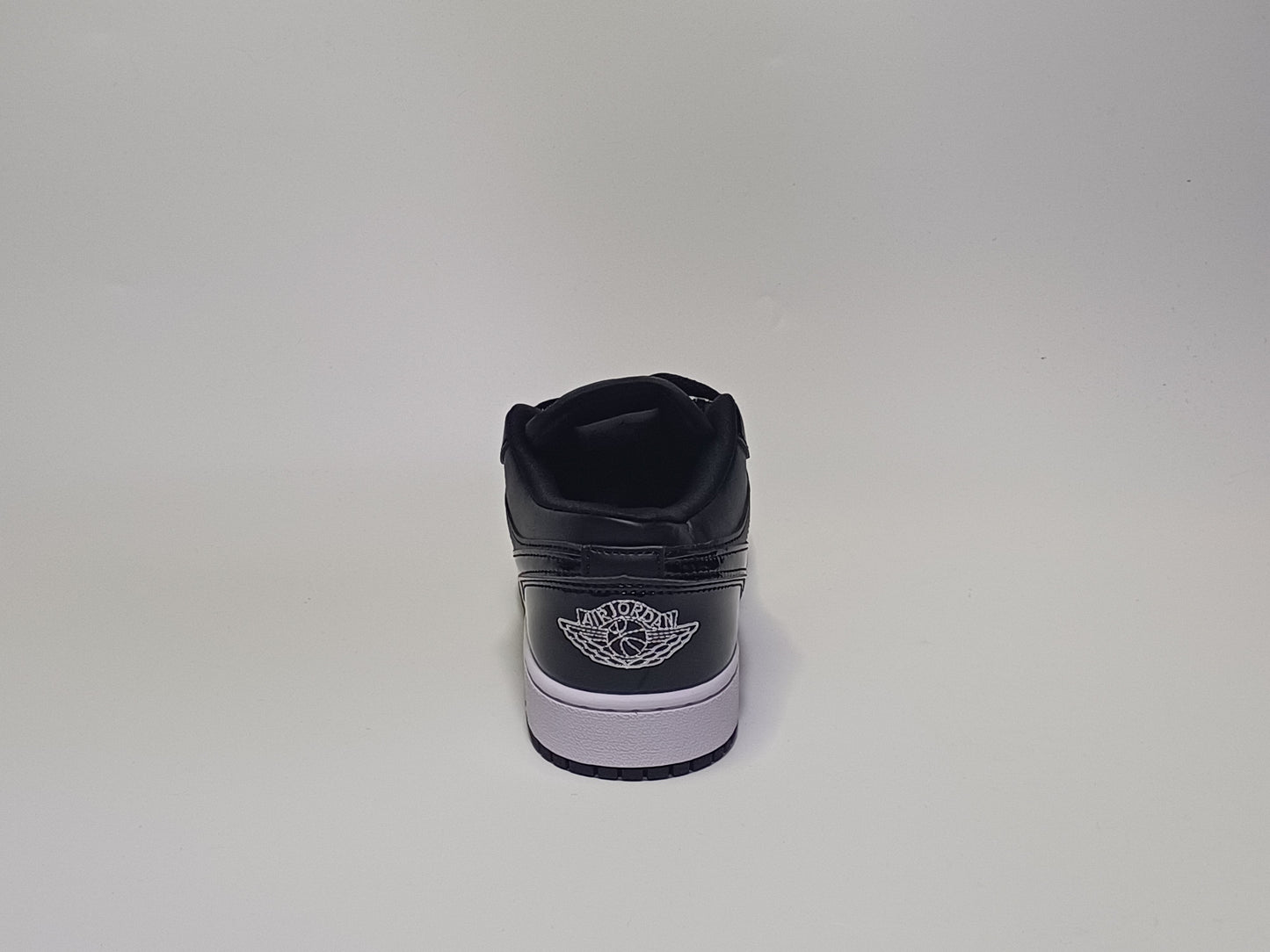 Jordan Retro 1 Zapatilla Charol Negra Suela Blanca
