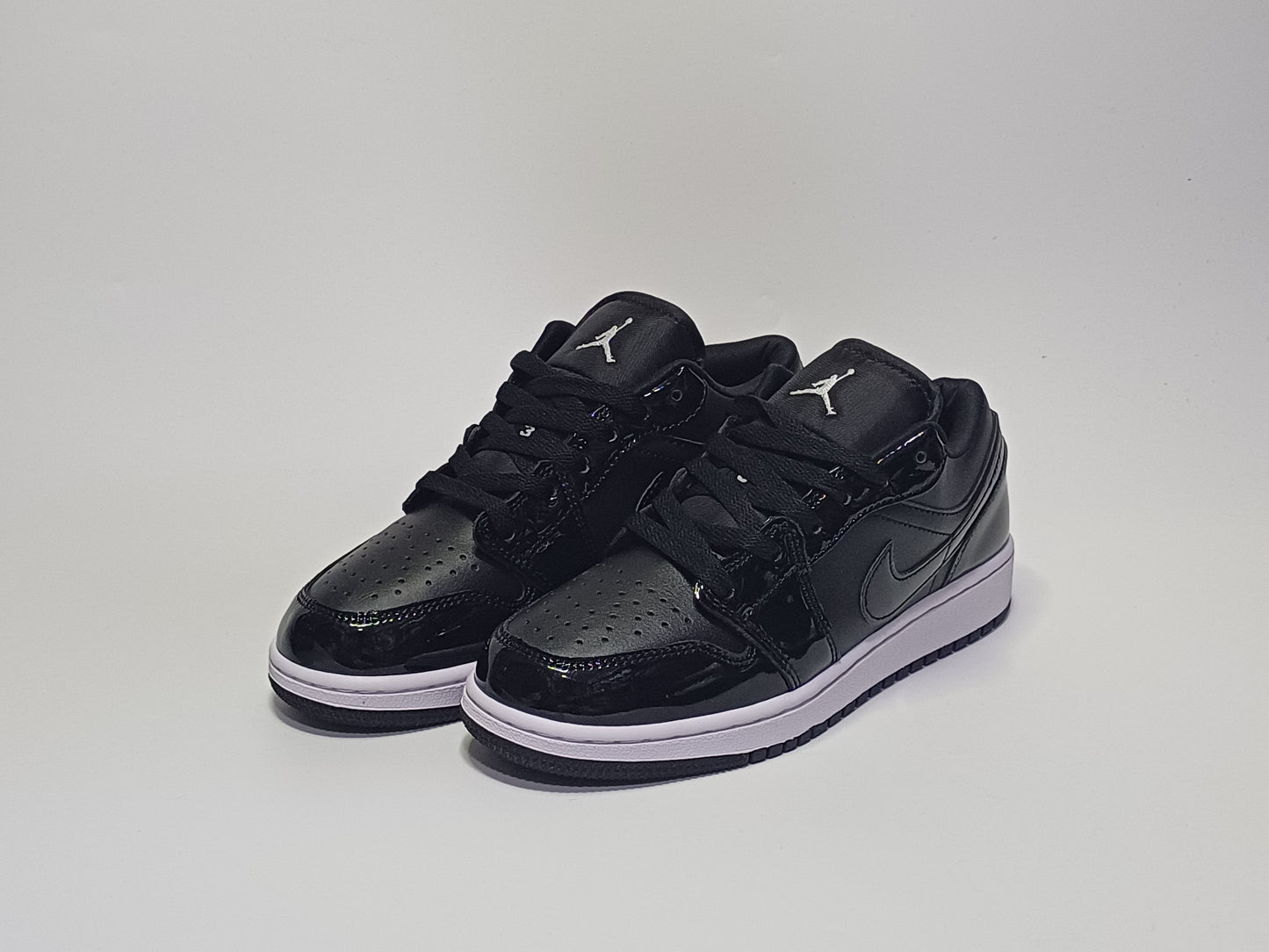 Jordan Retro 1 Zapatilla Charol Negra Suela Blanca