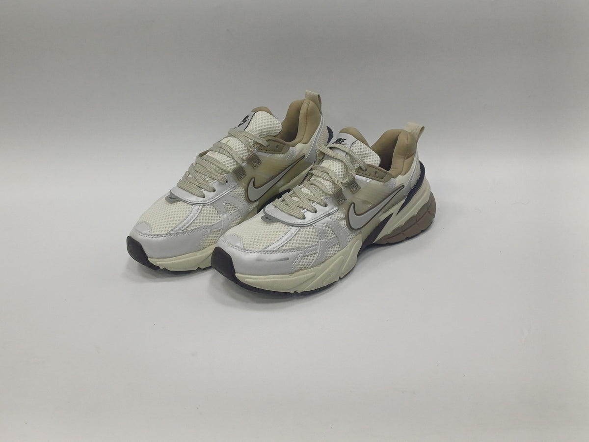 Nike V2K Beige Café Chulo Plata